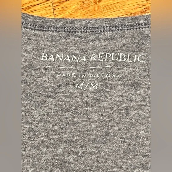 2 Banana Republic Gray V-Neck Women T-shirts - Picture 5 of 10